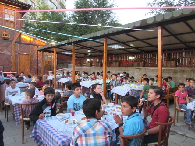 200 YETİM ÇOCUĞA İFTAR VERİLEREK BAYRAMLIKLARI DAĞITILDI.-10
