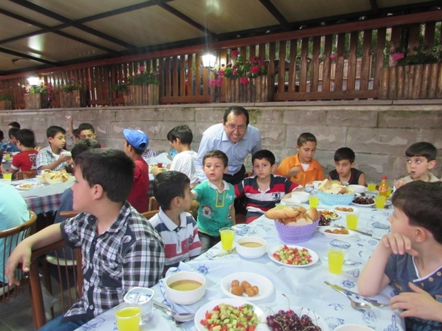 200 YETİM ÇOCUĞA İFTAR VERİLEREK BAYRAMLIKLARI DAĞITILDI.-11