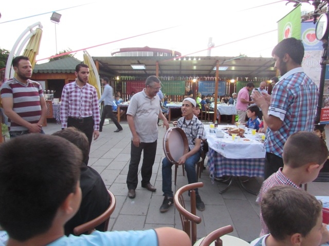 200 YETİM ÇOCUĞA İFTAR VERİLEREK BAYRAMLIKLARI DAĞITILDI.-12
