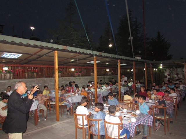 200 YETİM ÇOCUĞA İFTAR VERİLEREK BAYRAMLIKLARI DAĞITILDI.-13