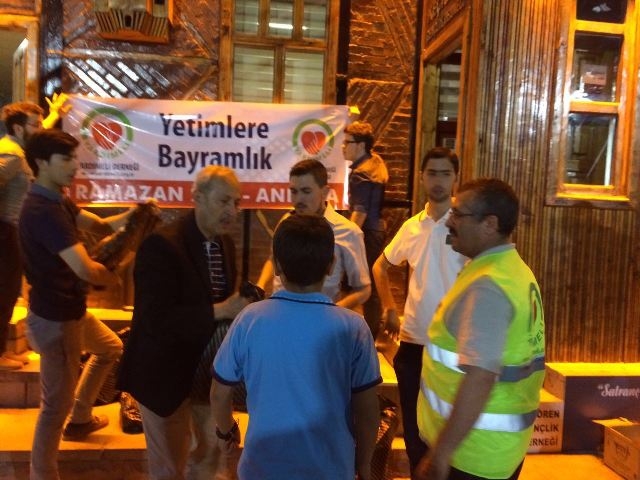 200 YETİM ÇOCUĞA İFTAR VERİLEREK BAYRAMLIKLARI DAĞITILDI.-15