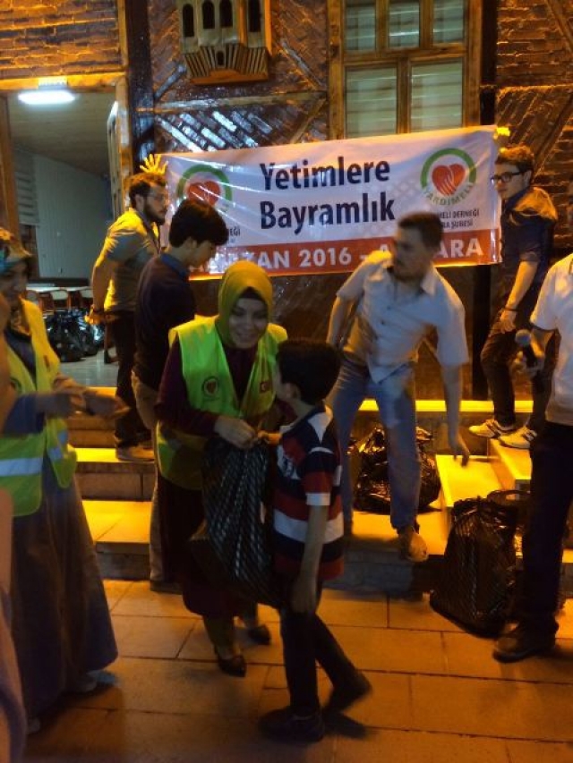 200 YETİM ÇOCUĞA İFTAR VERİLEREK BAYRAMLIKLARI DAĞITILDI.-17