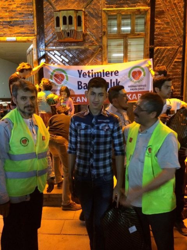 200 YETİM ÇOCUĞA İFTAR VERİLEREK BAYRAMLIKLARI DAĞITILDI.-18