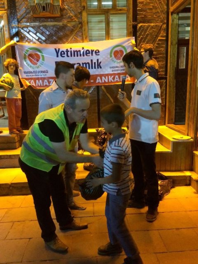 200 YETİM ÇOCUĞA İFTAR VERİLEREK BAYRAMLIKLARI DAĞITILDI.-19