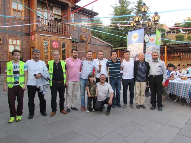 200 YETİM ÇOCUĞA İFTAR VERİLEREK BAYRAMLIKLARI DAĞITILDI.-2