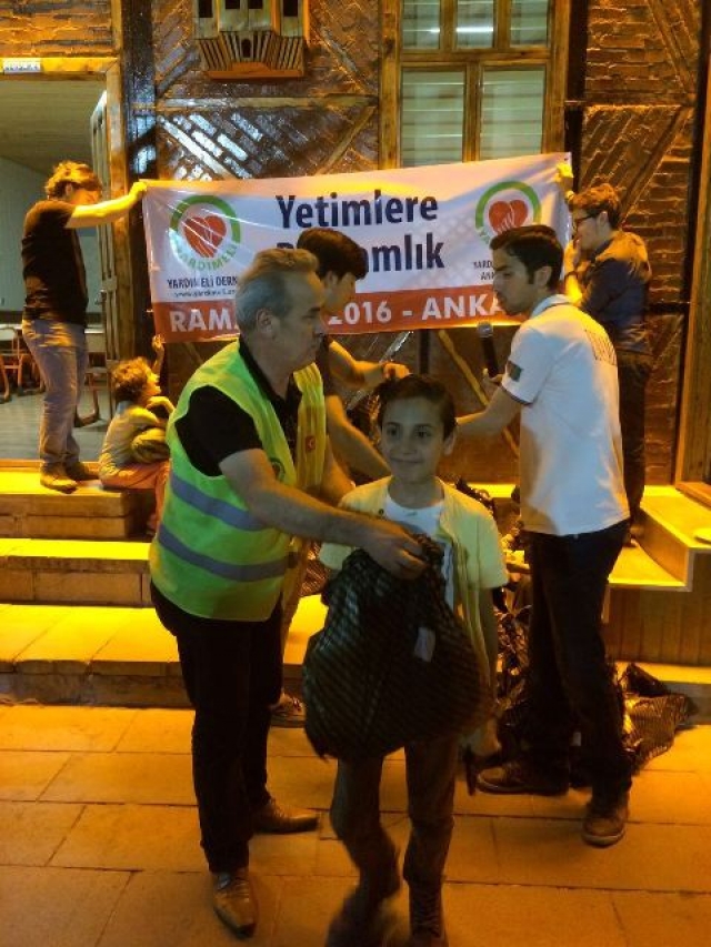 200 YETİM ÇOCUĞA İFTAR VERİLEREK BAYRAMLIKLARI DAĞITILDI.-20