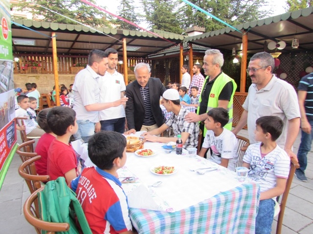 200 YETİM ÇOCUĞA İFTAR VERİLEREK BAYRAMLIKLARI DAĞITILDI.-3