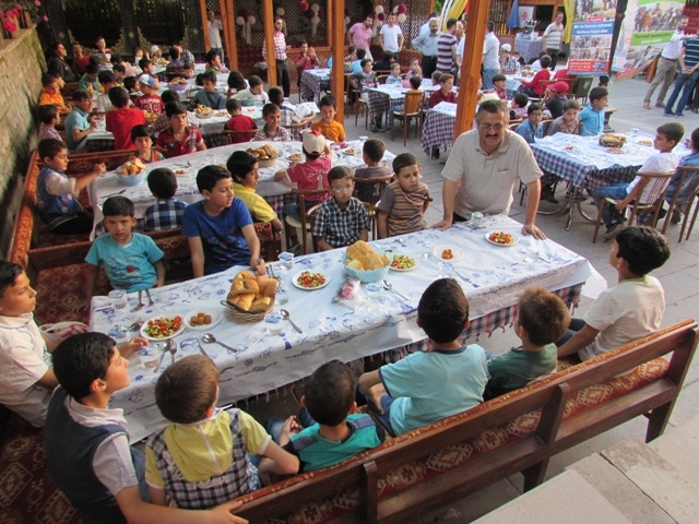 200 YETİM ÇOCUĞA İFTAR VERİLEREK BAYRAMLIKLARI DAĞITILDI.-4