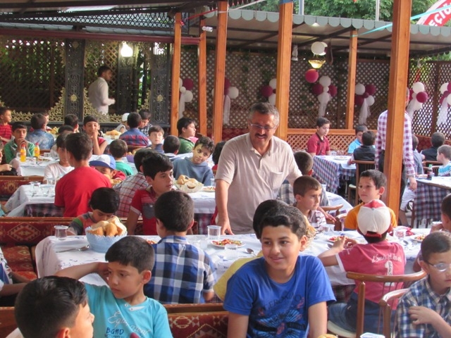 200 YETİM ÇOCUĞA İFTAR VERİLEREK BAYRAMLIKLARI DAĞITILDI.-5