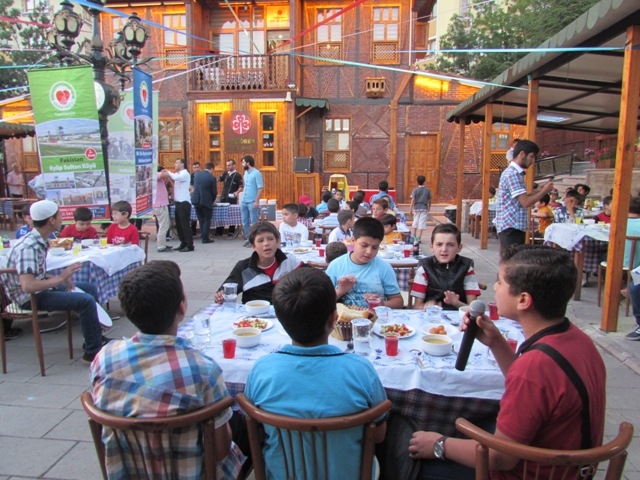 200 YETİM ÇOCUĞA İFTAR VERİLEREK BAYRAMLIKLARI DAĞITILDI.-6