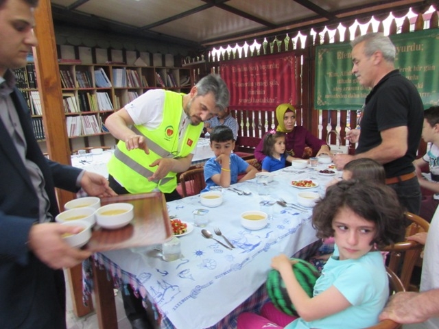 200 YETİM ÇOCUĞA İFTAR VERİLEREK BAYRAMLIKLARI DAĞITILDI.-7