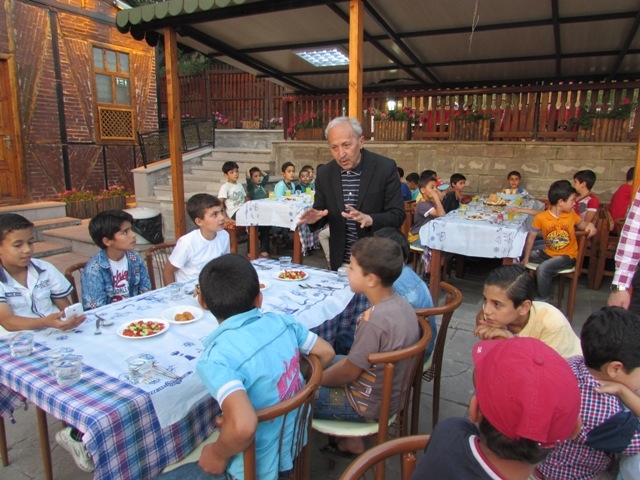 200 YETİM ÇOCUĞA İFTAR VERİLEREK BAYRAMLIKLARI DAĞITILDI.-8