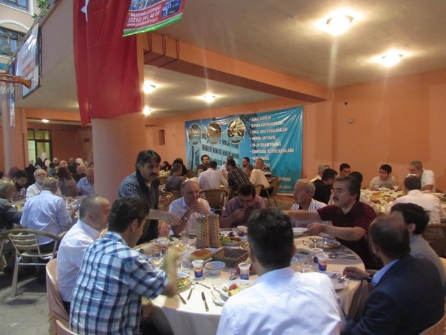 ÖZEL ÇAĞRI KOLEJİNDE 250 KİŞİYE İFTAR VERİLDİ.-6