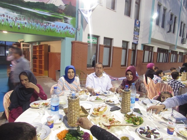 ÖZEL ÇAĞRI KOLEJİNDE 250 KİŞİYE İFTAR VERİLDİ.-8