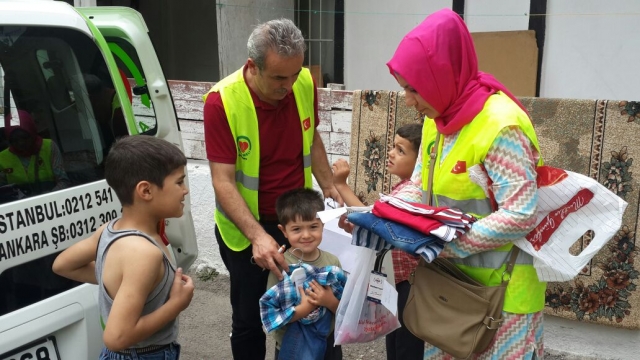 SİTELER ÖNDER DE YETİM ÇOCUKLAR GİYDİRİLDİ.-1