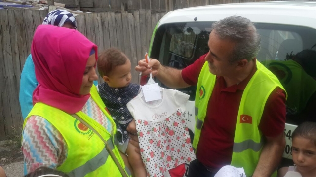SİTELER ÖNDER DE YETİM ÇOCUKLAR GİYDİRİLDİ.-3