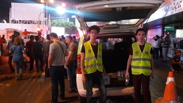 DARBEYİ ENGELLEYEN HALKIMIZA SELAM OLSUN!-2