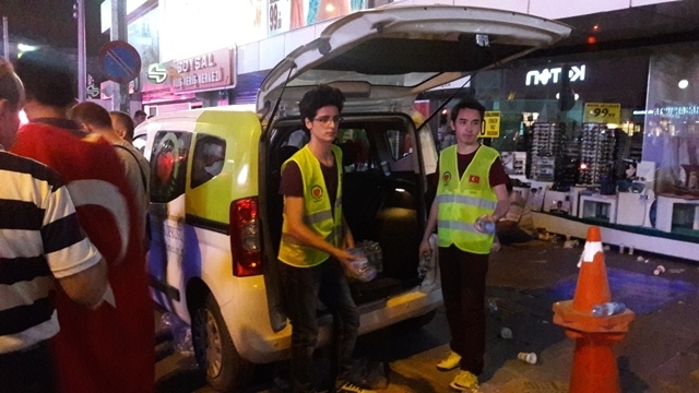 DARBEYİ ENGELLEYEN HALKIMIZA SELAM OLSUN!-3