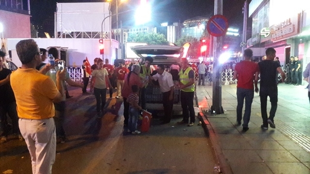 DARBEYİ ENGELLEYEN HALKIMIZA SELAM OLSUN!-6