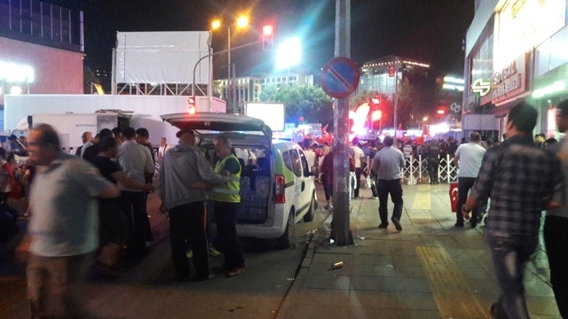 DARBEYİ ENGELLEYEN HALKIMIZA SELAM OLSUN!-7