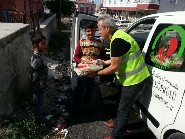 SURİYELİ KARDEŞLERİMİZE SÜT VE YUMURTA DAĞITILDI-4