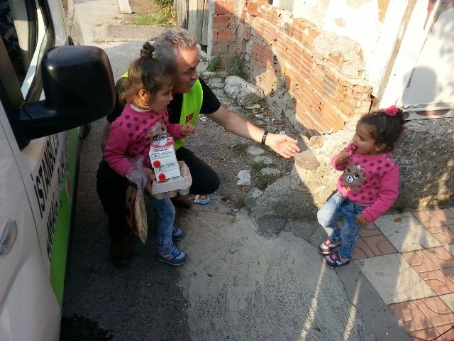 SURİYELİ KARDEŞLERİMİZE SÜT VE YUMURTA DAĞITILDI-5