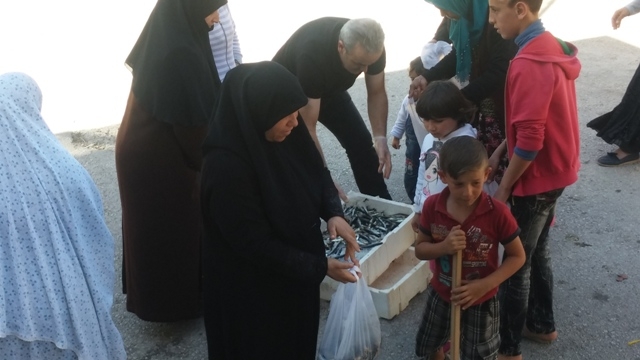 SURİYELİ KARDEŞLERİMİZE 1 TON HAMSİ DAĞITILDI.-11