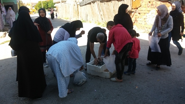 SURİYELİ KARDEŞLERİMİZE 1 TON HAMSİ DAĞITILDI.-13