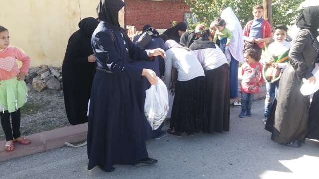 SURİYELİ KARDEŞLERİMİZE 1 TON HAMSİ DAĞITILDI.-14