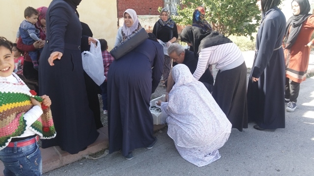 SURİYELİ KARDEŞLERİMİZE 1 TON HAMSİ DAĞITILDI.-15