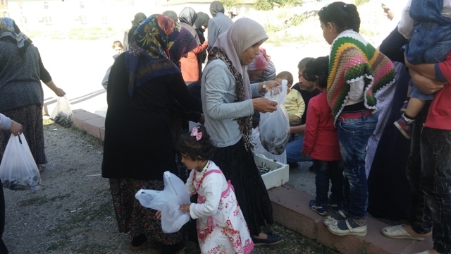 SURİYELİ KARDEŞLERİMİZE 1 TON HAMSİ DAĞITILDI.-17