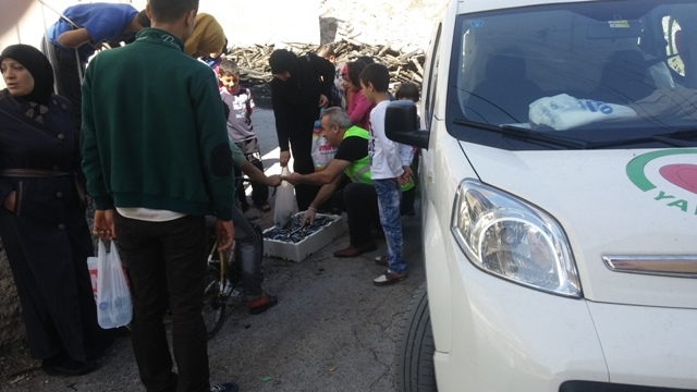 SURİYELİ KARDEŞLERİMİZE 1 TON HAMSİ DAĞITILDI.-2