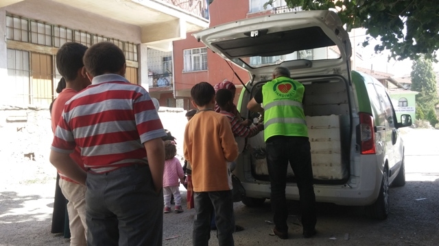 SURİYELİ KARDEŞLERİMİZE 1 TON HAMSİ DAĞITILDI.-3