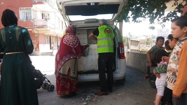 SURİYELİ KARDEŞLERİMİZE 1 TON HAMSİ DAĞITILDI.-4