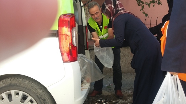 SURİYELİ KARDEŞLERİMİZE 1 TON HAMSİ DAĞITILDI.-6