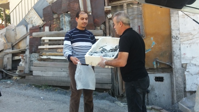SURİYELİ KARDEŞLERİMİZE 1 TON HAMSİ DAĞITILDI.-7
