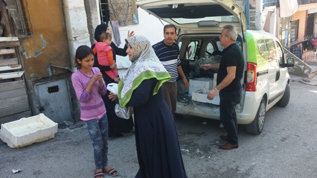 SURİYELİ KARDEŞLERİMİZE 1 TON HAMSİ DAĞITILDI.-8
