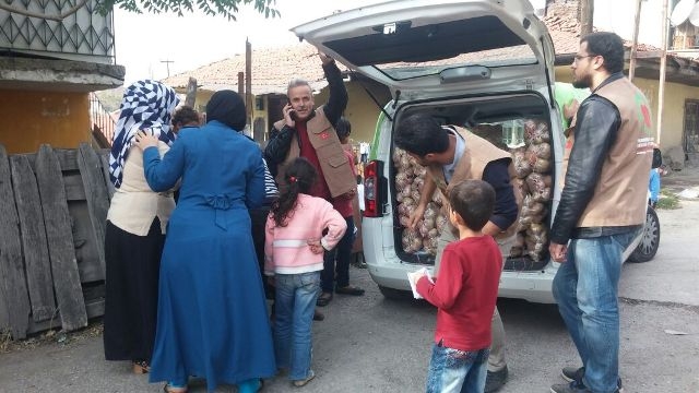 İHTİYAÇ SAHİBİ AİLELERE PATATES DAĞITILDI.-13