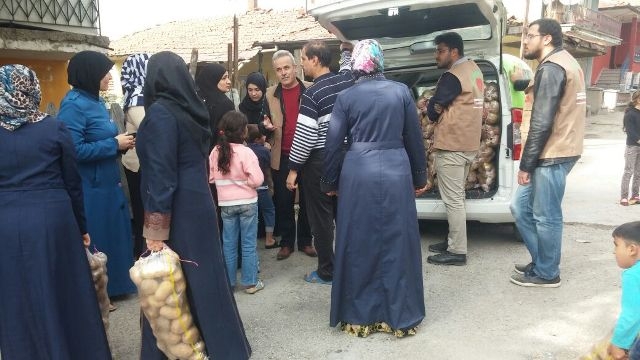 İHTİYAÇ SAHİBİ AİLELERE PATATES DAĞITILDI.-14