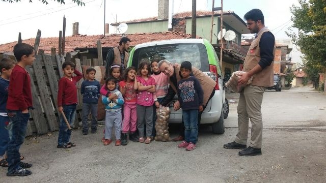 İHTİYAÇ SAHİBİ AİLELERE PATATES DAĞITILDI.-15