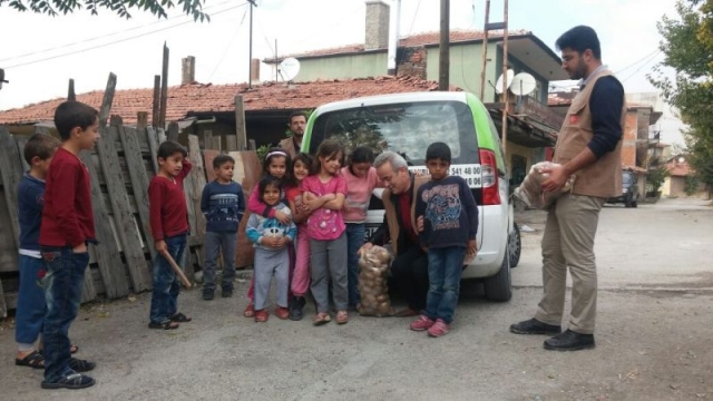 İHTİYAÇ SAHİBİ AİLELERE PATATES DAĞITILDI.-16