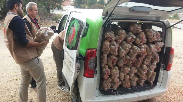 İHTİYAÇ SAHİBİ AİLELERE PATATES DAĞITILDI.-2