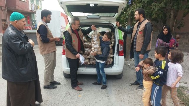 İHTİYAÇ SAHİBİ AİLELERE PATATES DAĞITILDI.-20