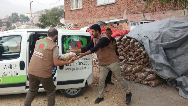 İHTİYAÇ SAHİBİ AİLELERE PATATES DAĞITILDI.-3