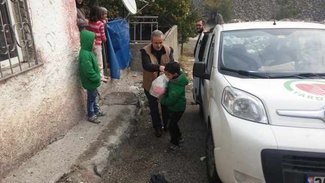 İHTİYAÇ SAHİBİ AİLELERE GIDA YARDIMI YAPILDI.-12