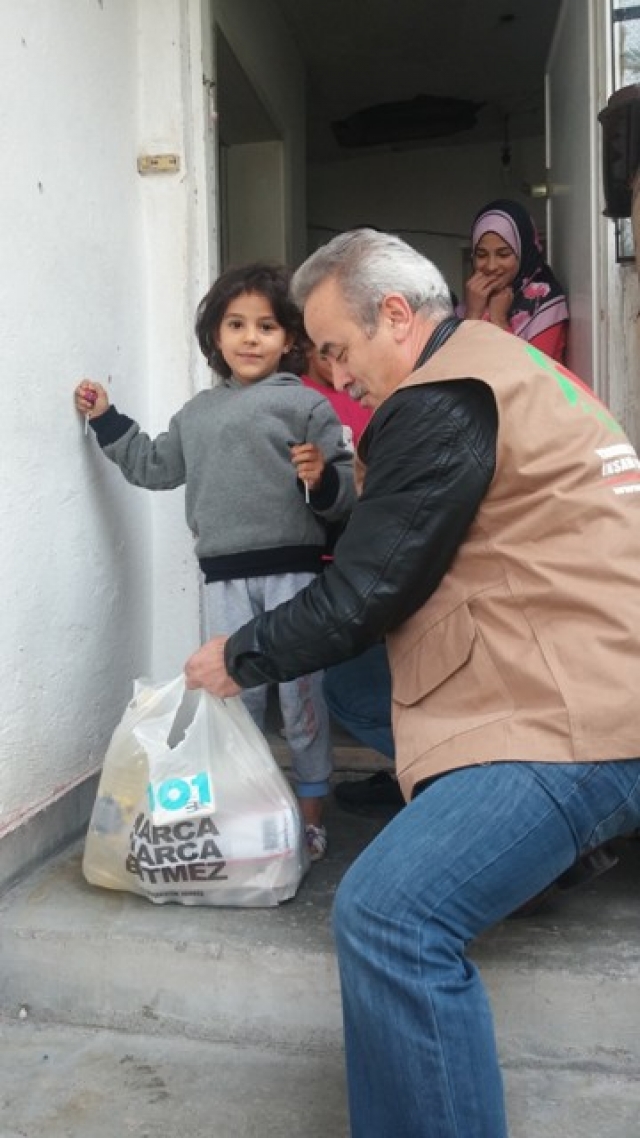 İHTİYAÇ SAHİBİ AİLELERE GIDA YARDIMI YAPILDI.-13