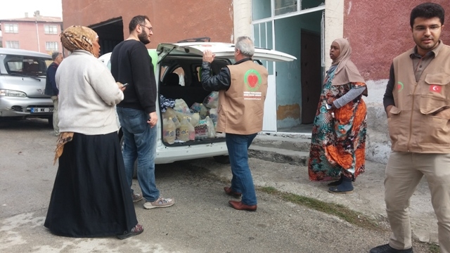 İHTİYAÇ SAHİBİ AİLELERE GIDA YARDIMI YAPILDI.-17