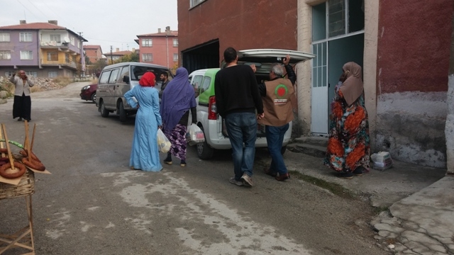 İHTİYAÇ SAHİBİ AİLELERE GIDA YARDIMI YAPILDI.-18