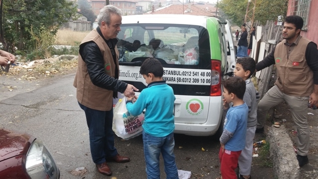 İHTİYAÇ SAHİBİ AİLELERE GIDA YARDIMI YAPILDI.-3