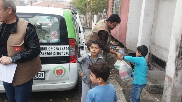 İHTİYAÇ SAHİBİ AİLELERE GIDA YARDIMI YAPILDI.-4